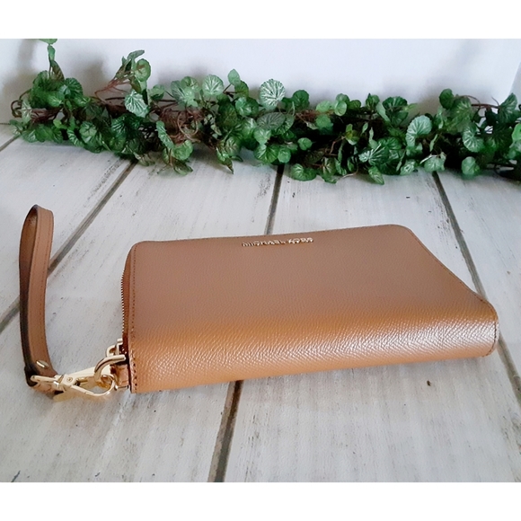 Michael Kors Multifunction Phone Wristlet/Wallet – Acorn - NWT - Picture 13 of 16